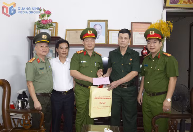 Đoàn thăm, tặng quà tri ân gia đình thương binh Lê Hồng Phượng.
