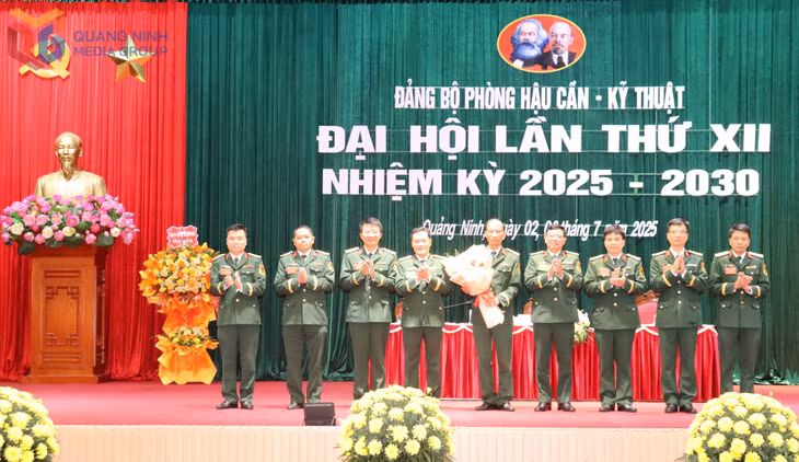 Lãnh đạo Đảng uỷ, Bộ CHQS tỉnh tặng hoa chúc mừng Ban chấp hành Đảng bộ Hậu cần-kỹ thuật, nhiệm kỳ 2025-2030.