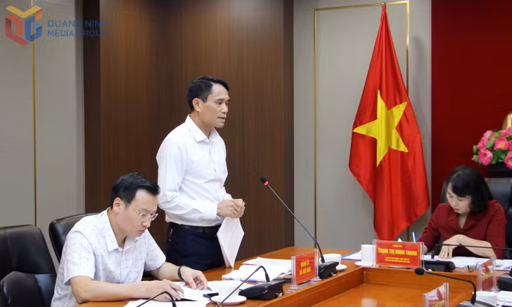Đồng chí Trần Hoàng Hải, Bí thư Đảng ủy xã Hải Hòa, báo cáo tại hội nghị.