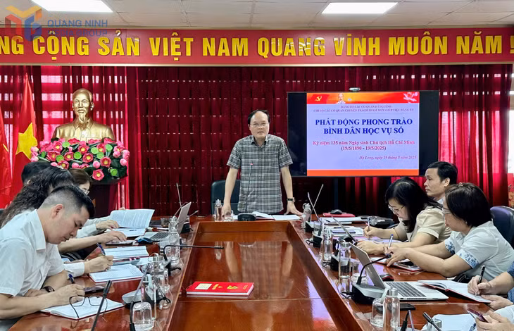 Đồng chí Hoàng Quang Hải, Ủy viên Ban Chấp hành Đảng bộ tỉnh, Phó Bí thư Đảng ủy các cơ quan Đảng tỉnh phát động phong trào “Bình dân học vụ số”