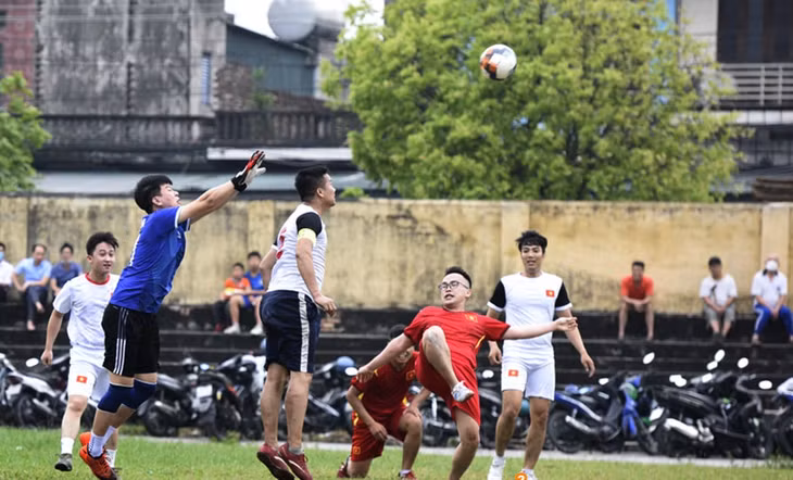 Giao hữu bóng đá tại Công ty Than Mạo Khê.