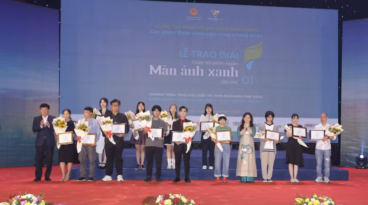Các nghệ sĩ trẻ đại diện cho 13 nhóm sản xuất phim vào vòng chung khảo được trao chứng nhận của Ban Tổ chức.
