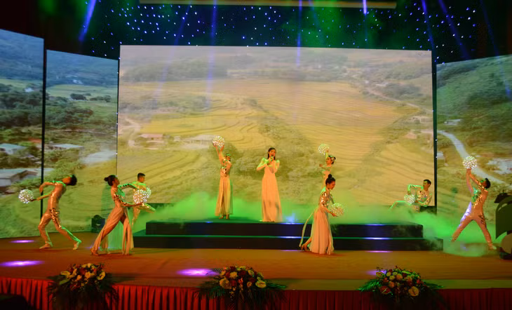Ca sĩ Quỳnh Như thể hiện ca khúc “Hát cho hành tinh xanh”.