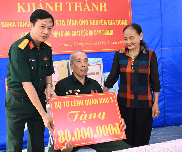 Thừa ủy quyền Bộ Tư lệnh Quân khu 3, Thượng tá Đỗ Quyết Khoa, Phó Chính ủy Bộ CHQS tỉnh Quảng Ninh, trao số tiền hỗ trợ 80 triệu đồng của Bộ Tư lệnh Quân khu 3 cho gia đình ông Nguyễn Gia Dũng.