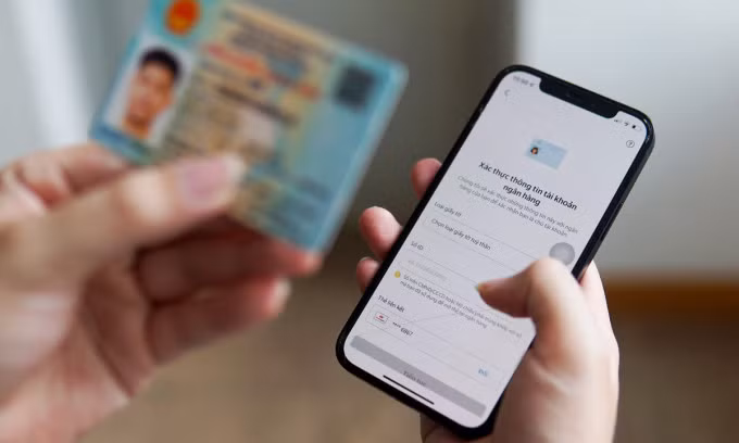 Người dùng đang xác minh danh tính trên một dịch vụ online. Ảnh: Lưu Quý