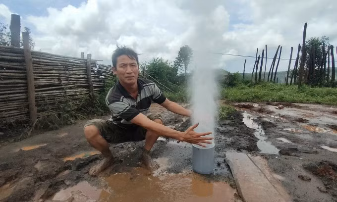 Giếng phun nước cao hàng chục mét. Ảnh: Trần Hoá