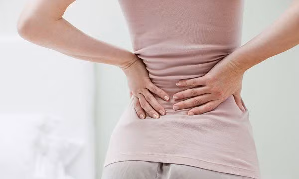 Đau đau thắt lưng làm người bệnh đau đớn, cứng khớp và hạn chế vận động.