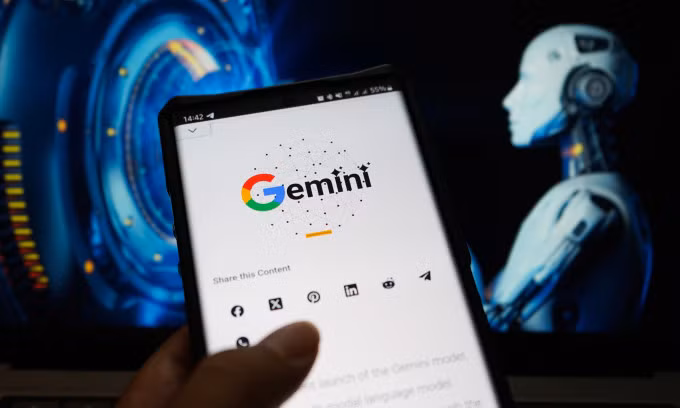 Logo AI Gemini hiển thị trên smartphone. Ảnh: Bảo Lâm