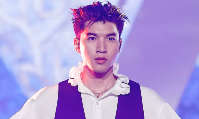 HIEUTHUHAI trong tiết mục "Nỗi đau ngây dại". Ảnh: Vie