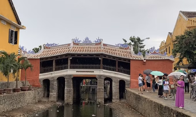 Du khách chụp ảnh trước Chùa Cầu chiều 28/7. Ảnh: Trung tâm Bảo tồn di sản văn hóa Hội An
