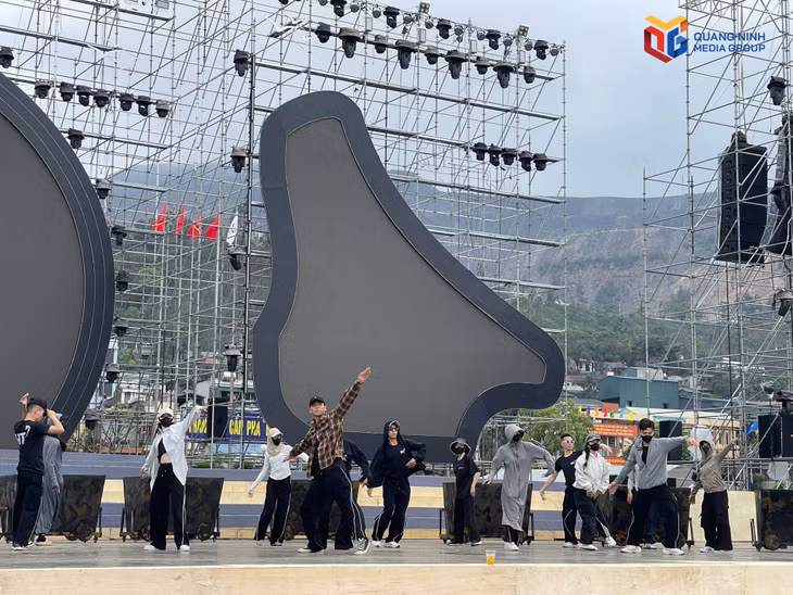 Các nghệ sĩ tập luyện cho chương trình. 