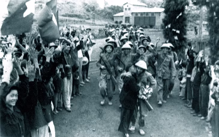 Công nhân mỏ chào đón bộ đội vào tiếp quản Cẩm Phả (4-1955). Ảnh tư liệu của Bảo tàng Quảng Ninh
