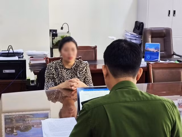 Cán bộ điều tra lấy lời khai của Vũ Thị Thủy.&nbsp;Ảnh: Hà Tâm - Thuỳ Trang (Công an tỉnh)