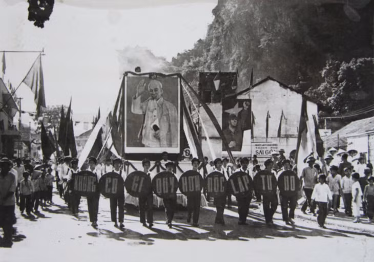 Niềm vui đại thắng 30/4/1975 tại Hòn Gai. Ảnh: Trương Thái