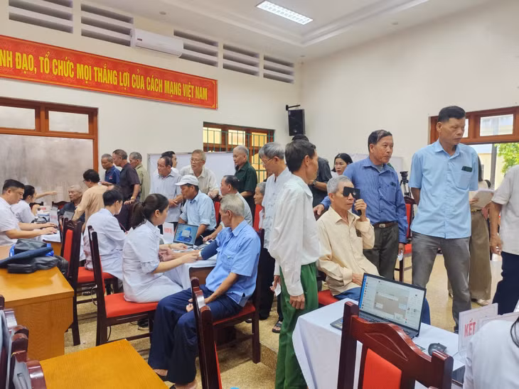  Các bác sĩ tại Trung tâm Kiểm soát bệnh tật Quảng Ninh khám bệnh cho người có công với cách mạng tại thị xã Quảng Yên 