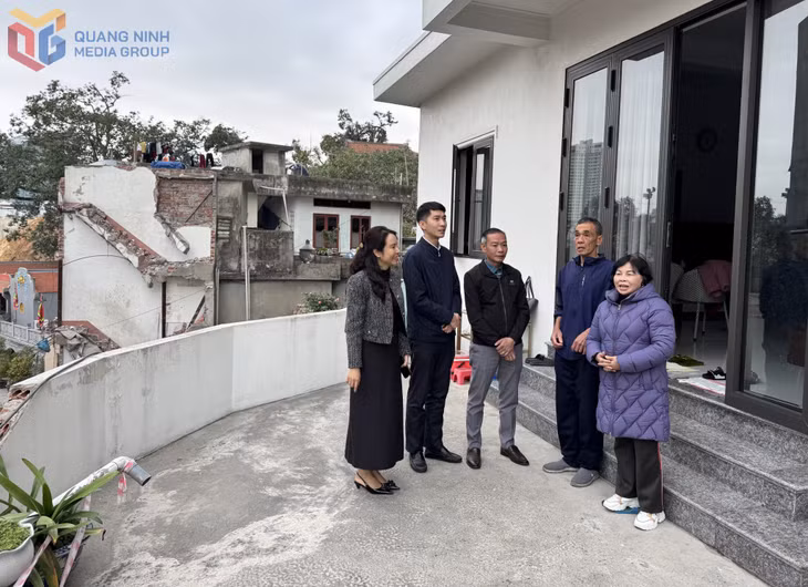 Chính quyền và MTTQ phường Hồng Gai vận động người dân đồng thuận bàn giao mặt bằng phục vụ thi công dự án. 