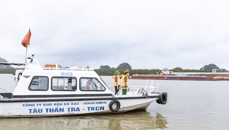 Lực lượng chức năng TP Uông Bí phối hợp với Công ty Kho vận Đá Bạc tổ chức tuần tra, kiểm soát tại khu vực sông Đá Bạc.