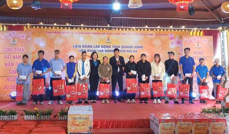 Liên đoàn Lao động huyện Hải Hà tổ chức chương trình “Tết sum vầy – Xuân ơn Đảng” năm 2025 Khu công nghiệp cảng biển Hải Hà và trao 250 suất quà Tết cho công nhân có hoàn cảnh khó khăn