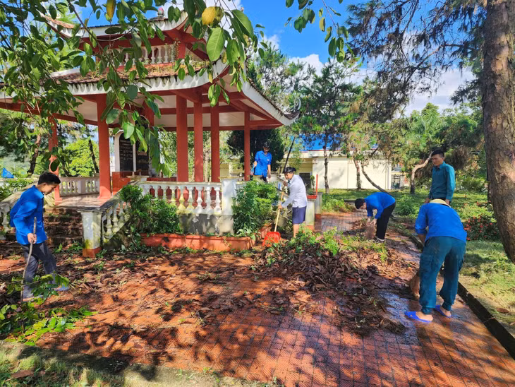 Đoàn Thanh niên xã Thanh Sơn (huyện Ba Chẽ) dọn dẹp nhà bia tưởng niệm các anh hùng liệt sĩ.