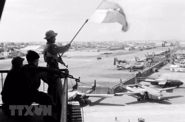 Cờ giải phóng tung bay trên sân bay Tân Sơn Nhất trong ngày 30/4/1975. Ảnh: TTXVN