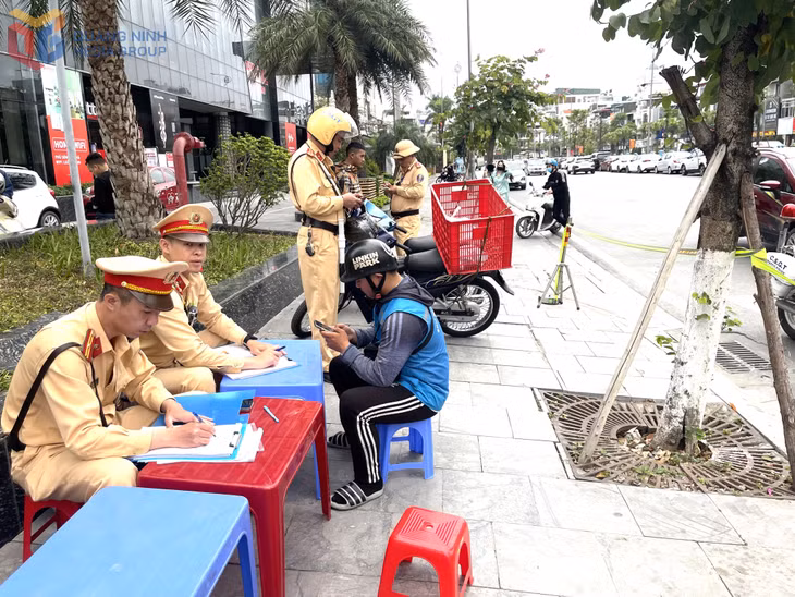Trong kỳ nghỉ lễ, cùng với hướng dẫn phân làn, phòng chống ùn tắc, hỗ trợ dân dân, du khách khi có yêu cầu; lực lượng CSGT sẽ tiếp tục xử lý nghiêm các vi phạm tiềm ẩn nguy cơ TNGT.