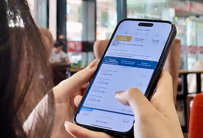 Hành khách làm thủ tục không cần phải xuất trình giấy tờ khi lên tàu bay. Ảnh: Vietnam Airlines
