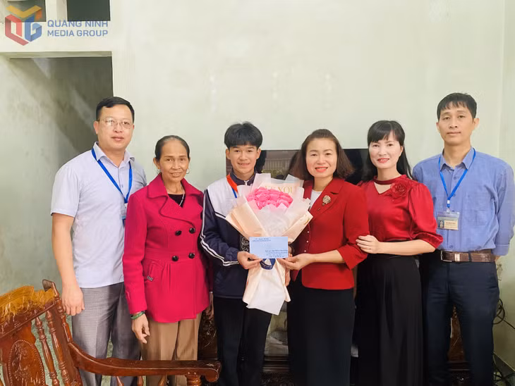 Lãnh đạo Phòng GD&amp;ĐT huyện đến nhà chúc mừng học sinh Phạm Đức Cương (Lớp 9, Trường THCS-THPT Hải Đông) giải nhất môn Sinh học kỳ thi học sinh giỏi THCS cấp tỉnh năm 2025.