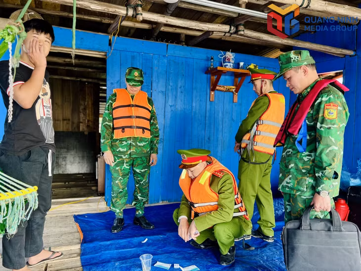 Công an phường Hà An (TX Quảng Yên) phối hợp với Trạm kiểm soát BP Hà An (Đồn BPCK cảng Hòn Gai) phối hợp test ma túy đối với thuyền viên làm việc trên tàu cá.