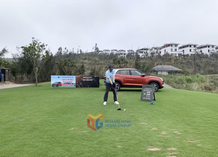 Các golf thủ tập trung thi đấu, ghi điểm ở các hố đánh có giải thưởng Hole in one.