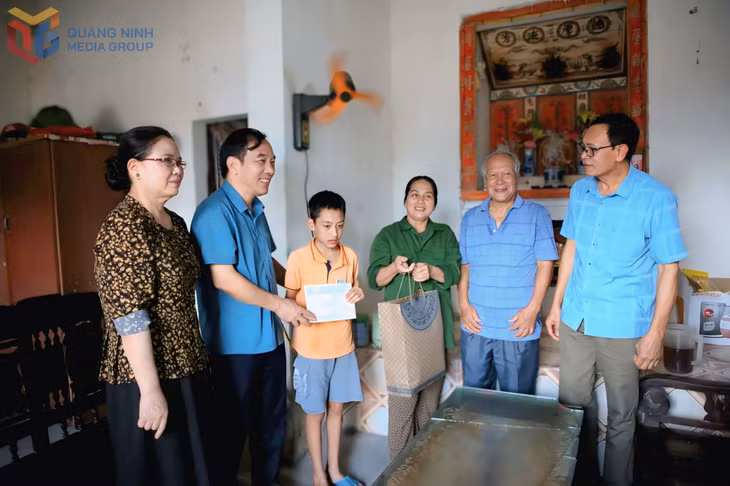 Đại diện Hội Cứu trợ trẻ em tàn tật Việt Nam cùng Hội Bảo trợ NKT&amp;TMC tỉnh thăm, tặng quà em Đỗ Hồng Phong (thôn Nam, xã Vạn Ninh, TP Móng Cái), là học sinh khuyết tật thần kinh nặng, có hoàn cảnh gia đình đặc biệt khó khăn, trong chương trình “Tiếp sức trẻ khuyết tật đến trường”.