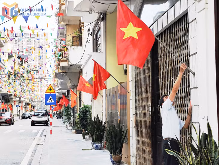 Người dân phường Hồng Hải (TP Hạ Long) tự hào, phấn khởi treo cờ Tổ quốc trước cửa nhà.