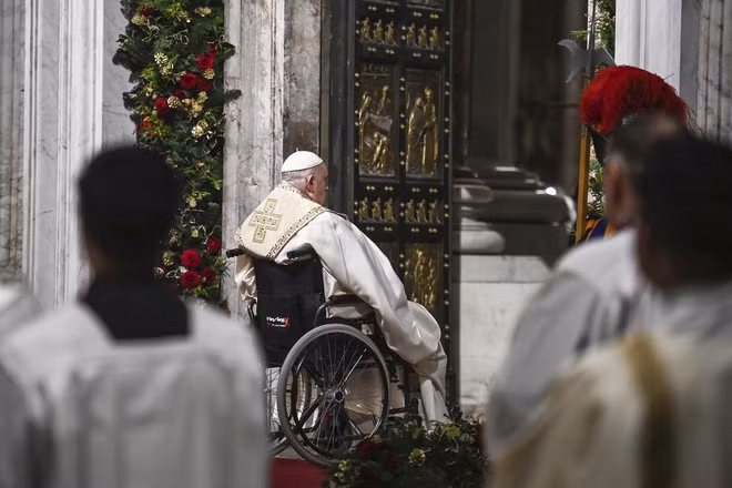Giáo hoàng Francis đã qua đời ở tuổi 88 sau thời gian điều trị viêm phổi nghiêm trọng.. (Ảnh: AA/TTXVN)