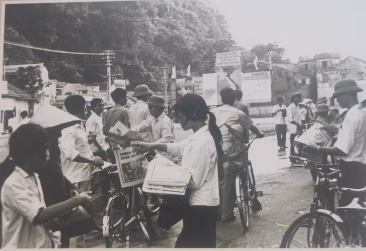 Bưu điện Quảng Ninh phát hành báo thông tin đại thắng 30/4/1975 tới người dân.