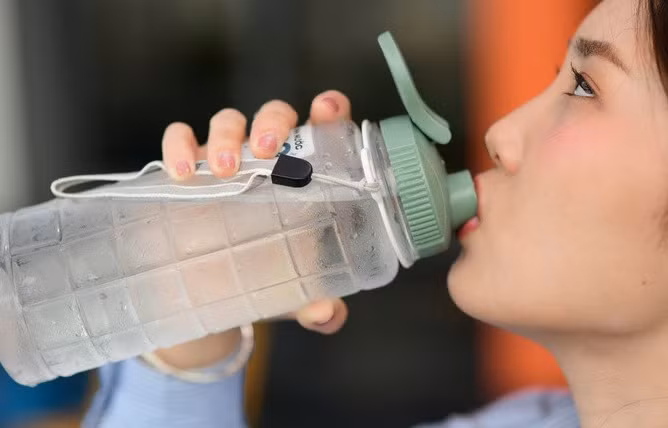 Để tránh những tác hại từ thiếu nước, bạn nên uống đủ 1,5 - 2 lít nước mỗi ngày - Ảnh: QUANG ĐỊNH