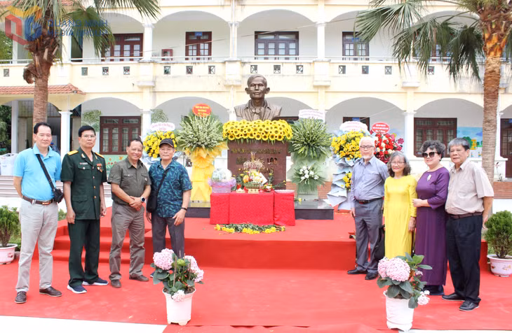 Tượng đài Anh hùng LLVT nhân dân, Liệt sĩ Đào Phúc Lộc tại Trường Tiểu học Đào Phúc Lộc (TP Móng Cái).
