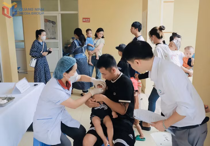 CDC tỉnh giám sát chiến dịch triển khai uống vitamin A cho trẻ tại huyện Hải Hà.