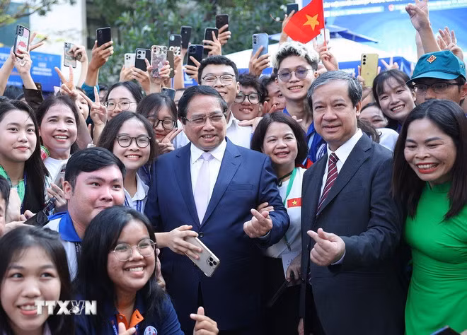Thủ tướng Phạm Minh Chính với học sinh, sinh viên tham dự Ngày hội Khởi nghiệp quốc gia của học sinh, sinh viên lần thứ 7. (Ảnh: Dương Giang/TTXVN)