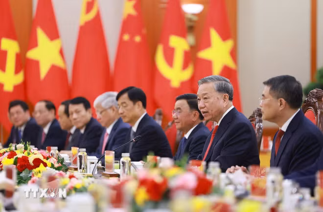 Tổng Bí thư Tô Lâm và Đoàn cấp cao Việt Nam tại cuộc hội đàm với Tổng Bí thư, Chủ tịch nước Trung Quốc Tập Cận Bình. (Ảnh: Dương Giang/TTXVN)