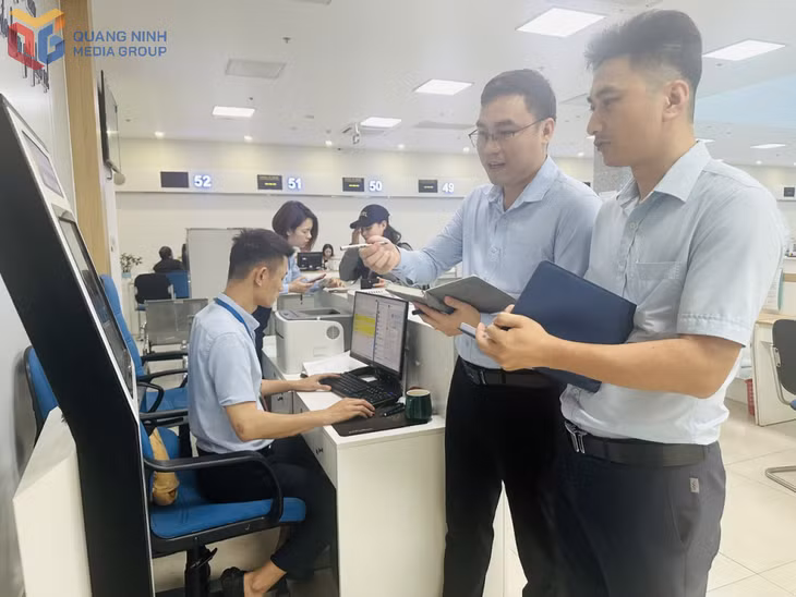 Cán bộ Trung tâm Phục vụ hành chính công tỉnh kiểm đếm tài sản do Nhà nước đầu tư.
