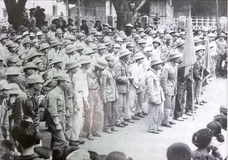 Nhân dân thị xã Hòn Gai tiễn đưa thanh niên nhập ngũ thời kỳ từ 1969 - 1971. (Ảnh tư liệu)