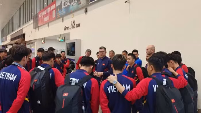 Huấn luyện viên Cristiano Roland dặn dò các cầu thủ trước khi trở về câu lạc bộ. Ảnh: VFF