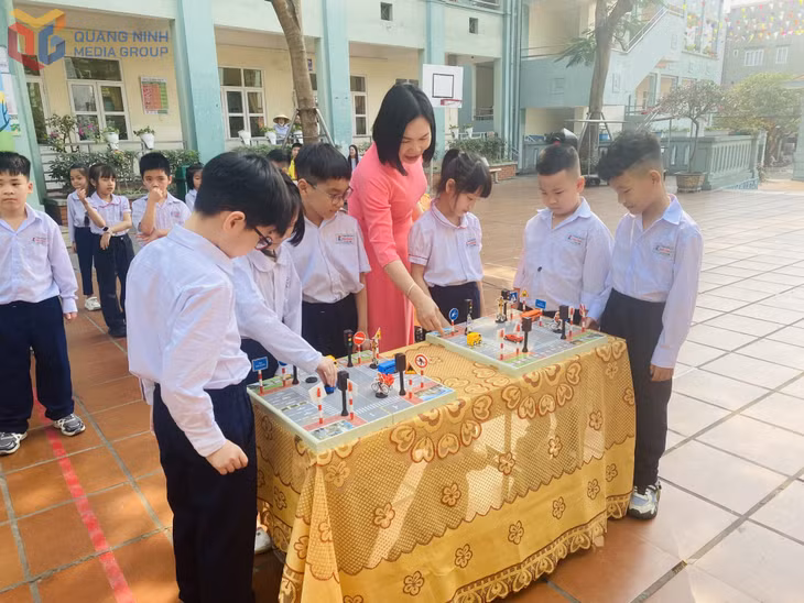 Tiết học ngoại khóa về trật tự ATGT của Trường Tiểu học Bãi Cháy (TP Hạ Long)