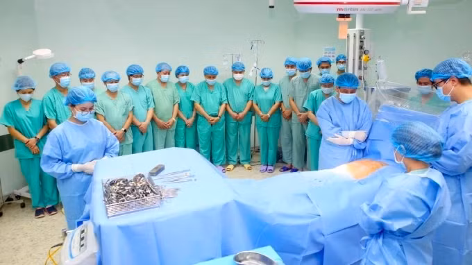 Các bác sĩ cúi đầu tri ân bệnh nhân trước khi lấy tạng. Ảnh: Bệnh viện 108