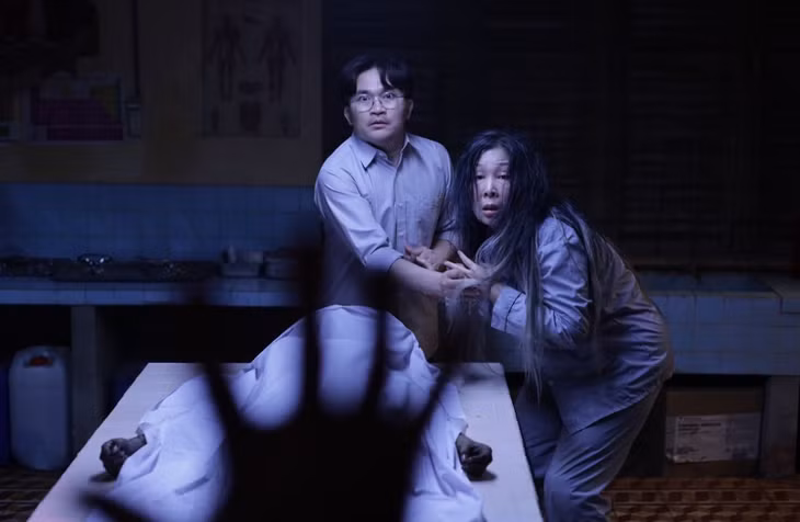 NSND Hồng Vân và Tiến Luật trong phim.