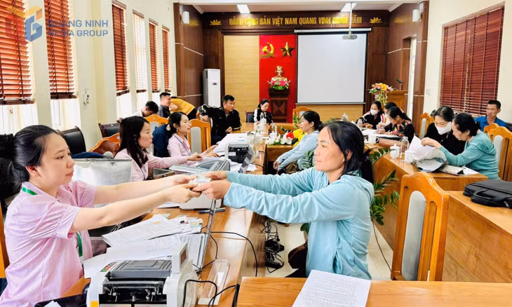 Phòng giao dịch Ngân hàng CSXH huyện Vân Đồn thực hiện cho người dân vay vốn để sản xuất, kinh doanh tại xã Quan Lạn (Vân Đồn). Ảnh: Mạnh Trường