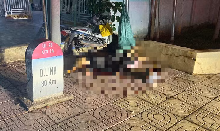 Xe máy nằm trên lề đường và nạn nhân tử vong tại chỗ. Ảnh: Duy Tuấn