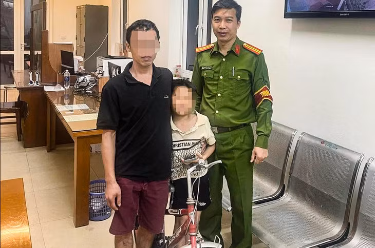 Công an bàn giao cháu bé cùng chiếc xe đạp cho gia đình - Ảnh: HOÀNG TÚ