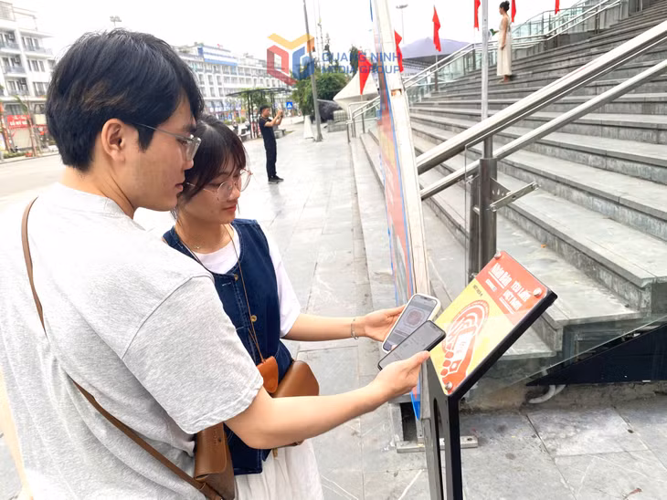 Du khách tìm hiểu các thông tin về Bảo tàng Quảng Ninh thông qua kết nối NFC.
