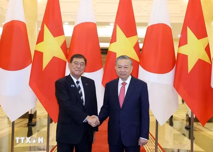 Tổng Bí thư Tô Lâm và Chủ tịch đảng Dân chủ Tự do, Thủ tướng Nhật Bản Ishiba Shigeru. (Ảnh: Thống Nhất/TTXVN)