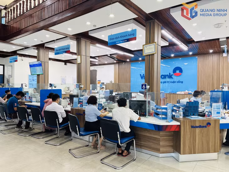 Khách hàng giao dịch tại Vietinbank chi nhánh Tây Quảng Ninh.